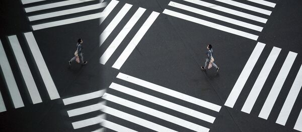 Мужчина в защитной маске переходит дорогу в Токио, Япония Мужчина в защитной маске переходит дорогу в Токио, Япония - Sputnik 日本