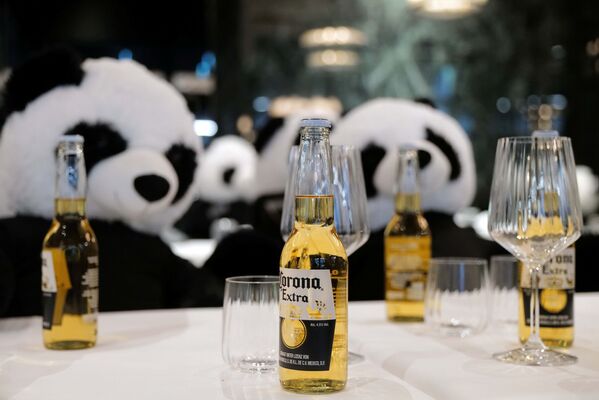 「コロナビール」で乾杯するパンダのぬいぐるみたち - Sputnik 日本