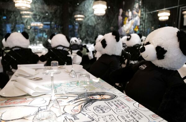 イタリアンレストラン「Pino's」に置かれたパンダのぬいぐるみ - Sputnik 日本