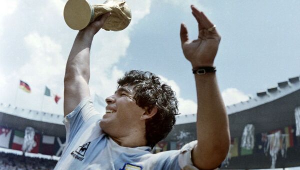Капитан сборной Аргентины Диего Марадона с Кубком мира по футболу после победы в матче с Западной Германией, 1986 год - Sputnik 日本