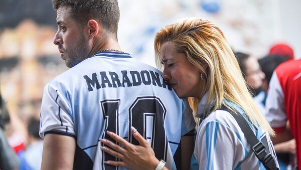 アルゼンチン、ブエノスアイレスのディエゴ・アルマンド・マラドーナ・スタジアムでマラドーナ氏を悼むファン - Sputnik 日本