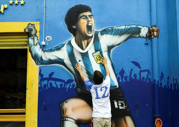 アルゼンチン、ブエノスアイレスのラ・ボンボネーラスタジアムでマラドーナ氏を悼むファン - Sputnik 日本