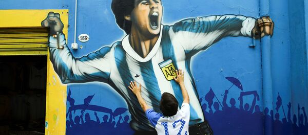 Болельщик скорбит по Диего Марадоне в Аргентине Болельщик скорбит по Диего Марадоне в Аргентине - Sputnik 日本