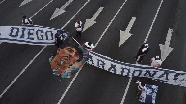アルゼンチン、ブエノスアイレスの道路でマラドーナ氏の横断幕を掲げるサッカーファンら - Sputnik 日本