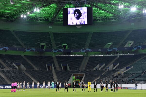 ドイツで行われた欧州チャンピオンズリーグのシャフタール・ドネツク対ボルシア・メンヒェングラードバッハ戦で、マラドーナ氏に1分間の黙祷を捧げる選手ら - Sputnik 日本