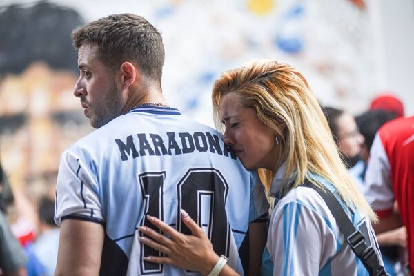 アルゼンチン、ブエノスアイレスのディエゴ・アルマンド・マラドーナ・スタジアムで11月25日、マラドーナ氏を追悼するファン - Sputnik 日本