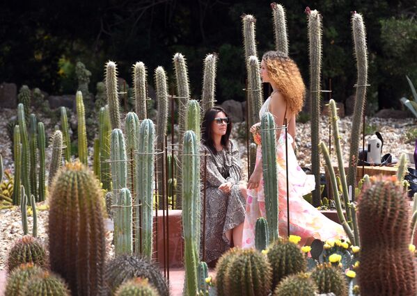 メルボルン・ファッション・ウィーク期間のメルボルン王立植物園で「Ginger & Smart」の衣装を披露するモデル - Sputnik 日本