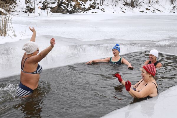 ロシアのノヴォシビルスク州の湖で寒中水泳を行う人々 - Sputnik 日本
