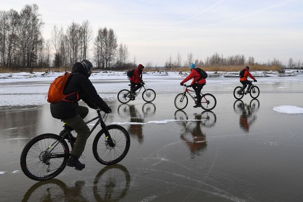 ロシアのノヴォシビルスク市で凍結した貯水池の上を走る人々 - Sputnik 日本