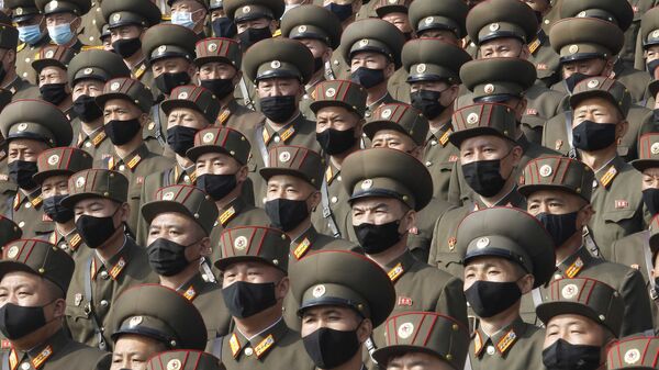 Многотысячный митинг в масках на площади Ким Ир Сена в Пхеньяне, посвященный началу 80-дневной кампании в поддержку предстоящего 8-го съезда Рабочей партии Кореи, который состоится в январе 2021 года, КНДР - Sputnik 日本