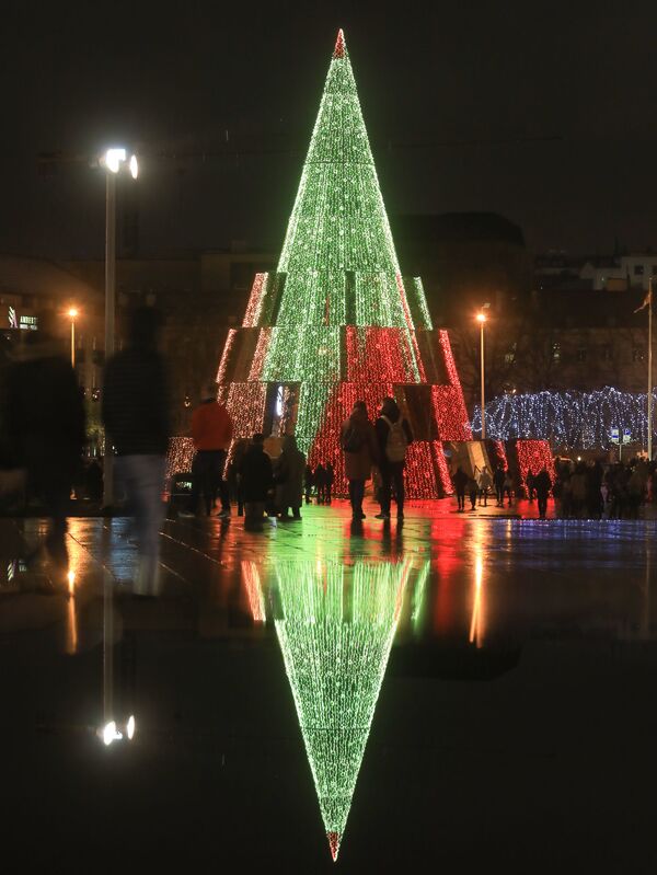 リトアニアの首都ビルニュスに飾られたクリスマスツリー - Sputnik 日本