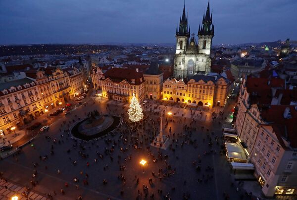 チェコの首都プラハの旧市街広場でライトアップされたクリスマスツリー - Sputnik 日本