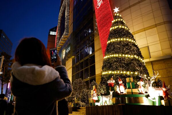 韓国の首都ソウルに飾られたクリスマスツリー - Sputnik 日本