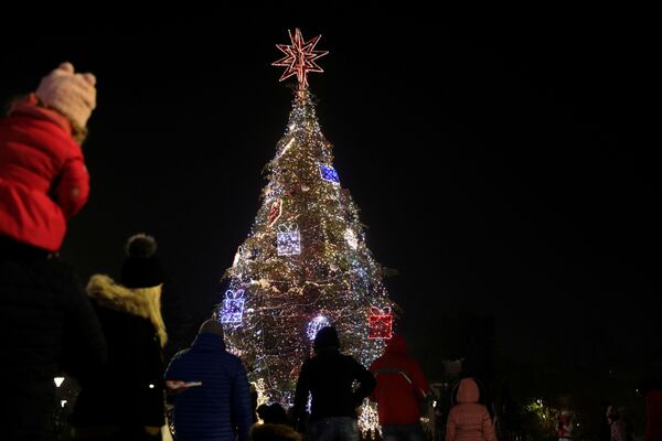 ブルガリアの首都ソフィアに飾られたクリスマスツリー - Sputnik 日本