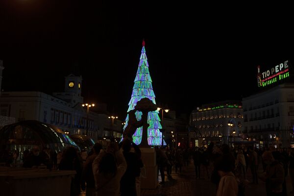 スペインの首都マドリードのプエルタ・デル・ソル広場に飾られたクリスマスツリー - Sputnik 日本