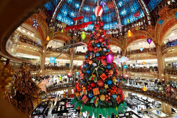 フランスの首都パリのギャラリー・ラファイエット百貨店に飾られたクリスマスツリー - Sputnik 日本