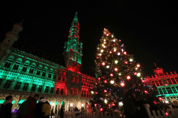 ベルギーの首都ブリュッセルの広場「グラン＝プラス」に飾られたクリスマスツリー - Sputnik 日本