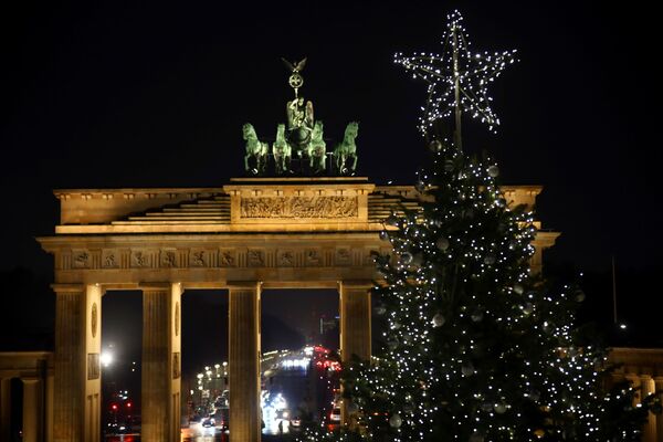 ドイツの首都ベルリンのブランデンブルク門前に飾られたクリスマスツリー - Sputnik 日本