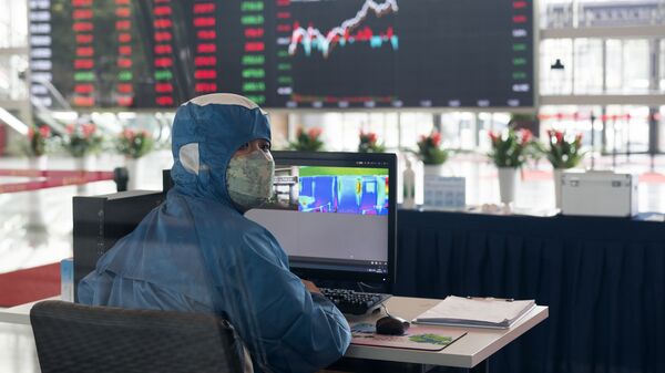 Работник в защитном костюме в вестибюле здания Шанхайской фондовой биржи в Шанхае, Китай - Sputnik 日本