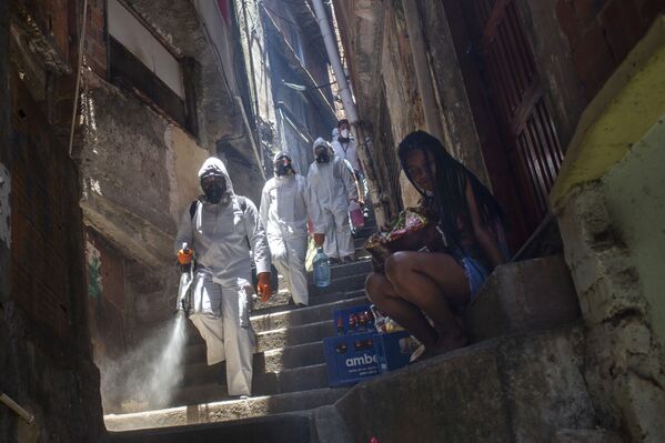 ブラジル、リオデジャネイロのスラム街の路地を消毒するボランティア - Sputnik 日本