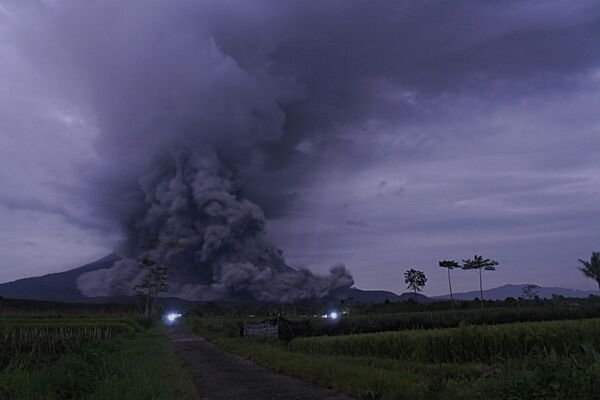インドネシア、ジャワ島のスメル山の噴火 - Sputnik 日本