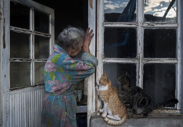 ナゴルノ・カラバフ地域の自宅前に立つ高齢女性 - Sputnik 日本
