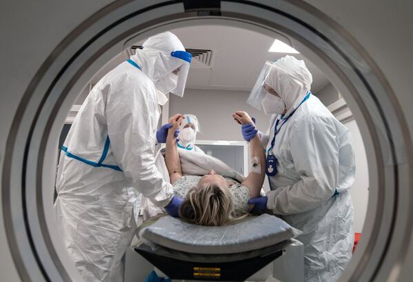 モスクワの新型コロナウイルス感染者専用の病院でCT検査を受ける入院患者 - Sputnik 日本
