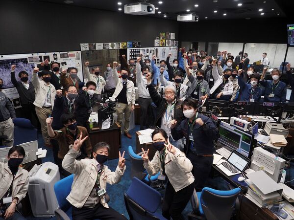 神奈川県相模原市にあるJAXAの管制室で、小惑星探査機「はやぶさ2」のカプセルの帰還に沸くスタッフら - Sputnik 日本