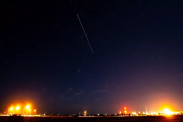 オーストラリア南部、クーバー・ペディ上空で観測された、大気圏に突入した小惑星探査機「はやぶさ2」のカプセル - Sputnik 日本