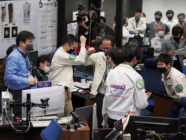 神奈川県相模原市にあるJAXAの管制室で、小惑星探査機「はやぶさ2」からカプセルの分離が確認された後、喜びを共有するスタッフら - Sputnik 日本
