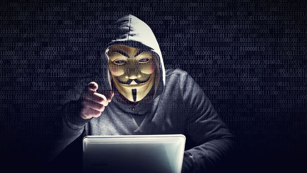Указывающий на экран хакер в маске - Sputnik 日本
