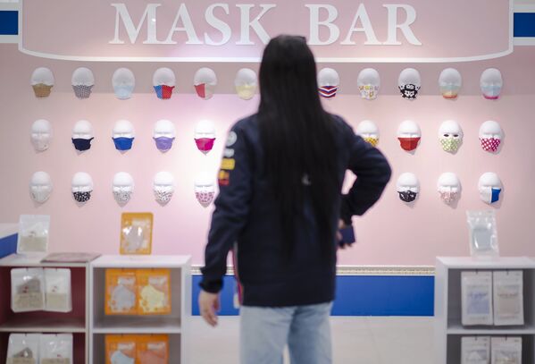 マスクの展示を眺める来場者 - Sputnik 日本