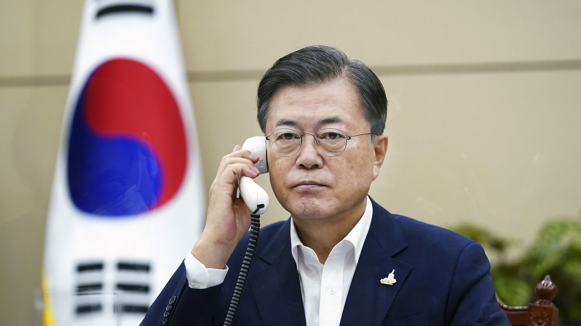 Президент Южной Кореи Мун Джэин во время телефонного разговора - Sputnik 日本, 1920, 13.01.2022