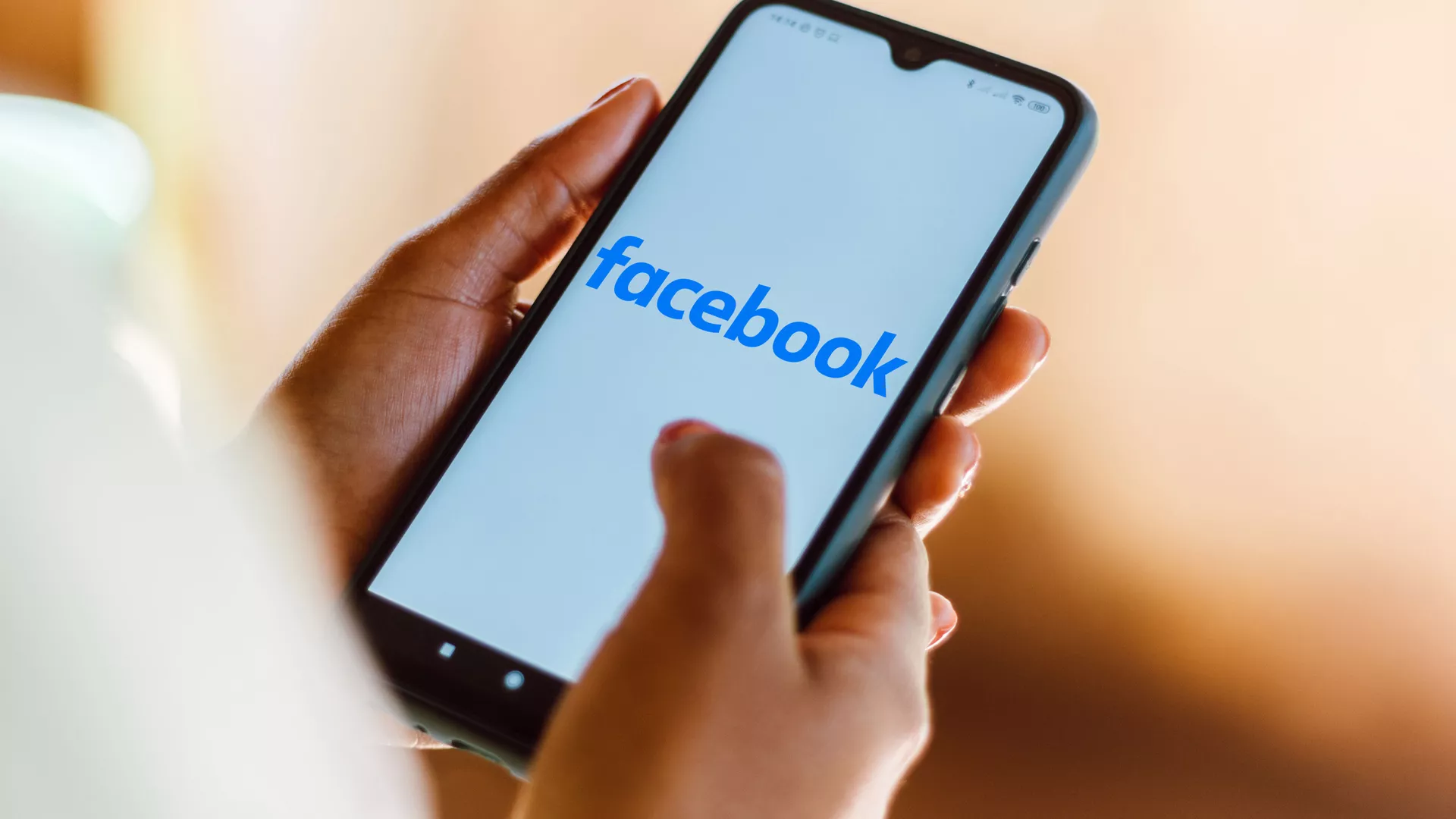 Телефон с открытым приложением Facebook 