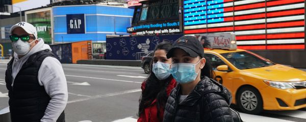 Люди в медицинских масках на улице Нью-Йорка, США - Sputnik 日本