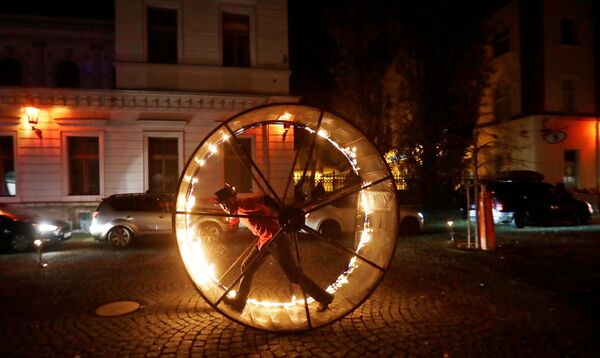 チェコ首都プラハで「聖ニコラスの日」前夜の5日、路上でパフォーマンスを披露するパフォーマー - Sputnik 日本
