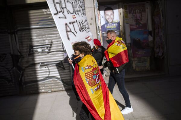 スペインの首都マドリードで行われた反政府デモに参加するデモ隊 - Sputnik 日本