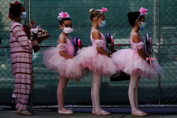 米カリフォルニア州サンディエゴで「くるみ割り人形」の公演中、舞台裏でマスクを着用するバレエ学校の生徒ら - Sputnik 日本