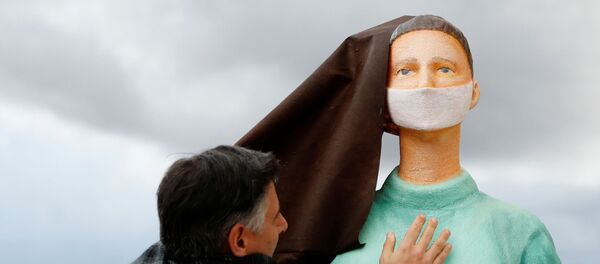 Священник с фигурой медсестры в натуральную величину у церкви Святого Франциска в Ассизи, Италия Священник с фигурой медсестры в натуральную величину у церкви Святого Франциска в Ассизи, Италия - Sputnik 日本