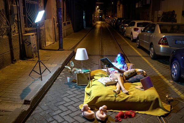 トルコのイスタンブールで、女性の虐待に抗議するため通りに寝そべるアーティスト - Sputnik 日本
