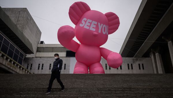 韓国首都ソウルの世宗文化会館前に設置された空気注入型の巨大なクマ - Sputnik 日本