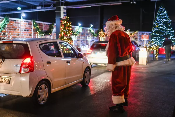 ワンダーランド・カルカーで行われているドライブイン方式のクリスマスマーケットで、車の横に立つサンタクロース ワンダーランド・カルカーで行われているドライブイン方式のクリスマスマーケットで、車の横に立つサンタクロース - Sputnik 日本
