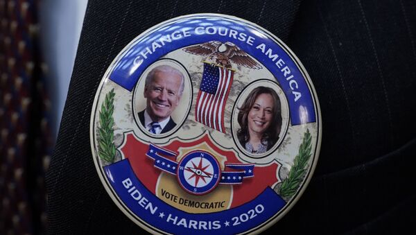 Electoral College elector Mark Miller wears a Joe Biden and Kamala Harris button after electors cast their votes for President of the United States at the state Capitol, Monday, Dec. 14, 2020 in Lansing, Mich. - Sputnik 日本