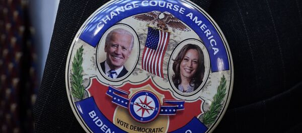 Electoral College elector Mark Miller wears a Joe Biden and Kamala Harris button after electors cast their votes for President of the United States at the state Capitol, Monday, Dec. 14, 2020 in Lansing, Mich. Electoral College elector Mark Miller wears a Joe Biden and Kamala Harris button after electors cast their votes for President of the United States at the state Capitol, Monday, Dec. 14, 2020 in Lansing, Mich. - Sputnik 日本