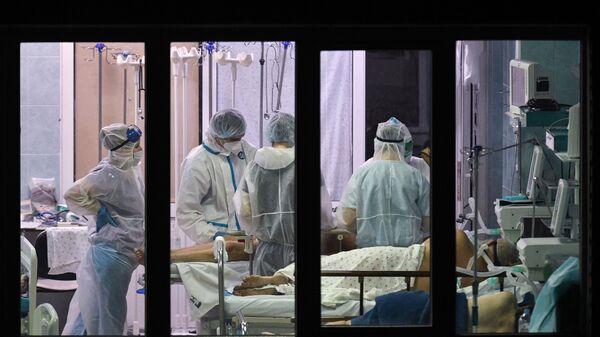 Медики оказывают помощь пациентам в реанимационном отделении инфекционного отделения городской клинической больницы в Новосибирске, Россия - Sputnik 日本