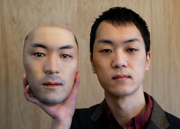 自身の顔から作ったマスクと並ぶ「仮面屋おもて」店主の大川原脩平さん - Sputnik 日本