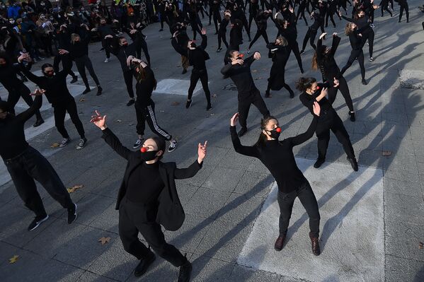 フランス南部、モンペリエで行われた政府の健康政策や文化政策へ対する抗議デモで踊る180人のダンサーら - Sputnik 日本
