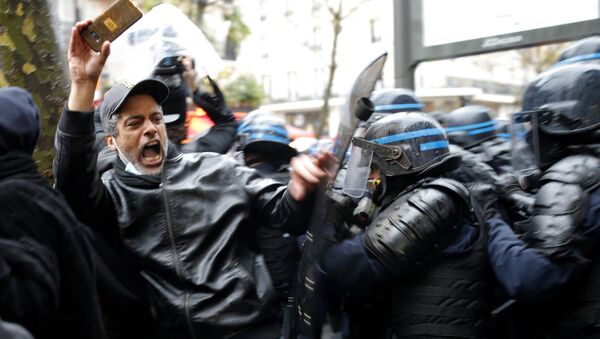 Участник протеста и полицейские в Париже  - Sputnik 日本