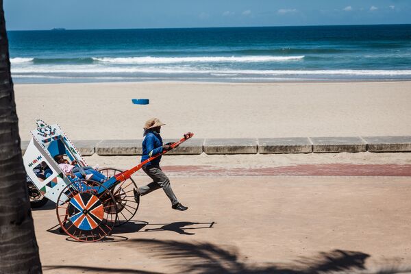 南アフリカ東部ダーバンのビーチで人力車を運転する車夫 - Sputnik 日本