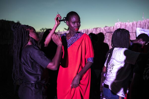 セネガルの首都ダカールで開催されたファッションウィークで、最後の衣装チェックをするファッションモデル - Sputnik 日本